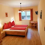 Zur Donaubruecke Gæstehus 3*