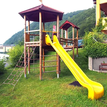 Πανσιόν Zur Donaubruecke 3*