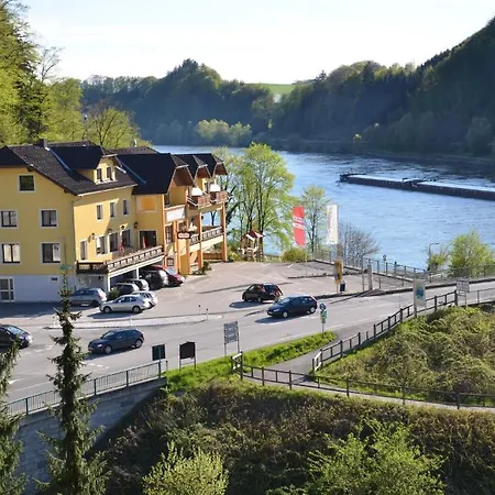 Zur Donaubruecke Гостевой дом 3*
