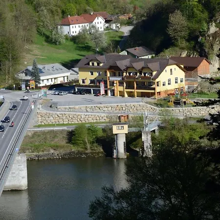 Zur Donaubruecke Πανσιόν